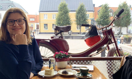 Simona Ahrnstedt låter kärleken blomstra i Laholm